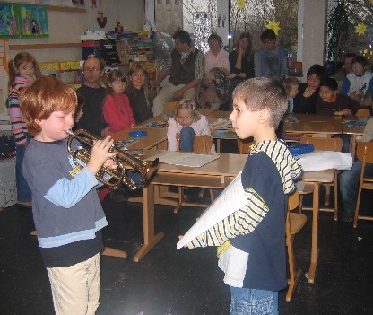 Teut spielt Weihnachtslieder auf der Trompete